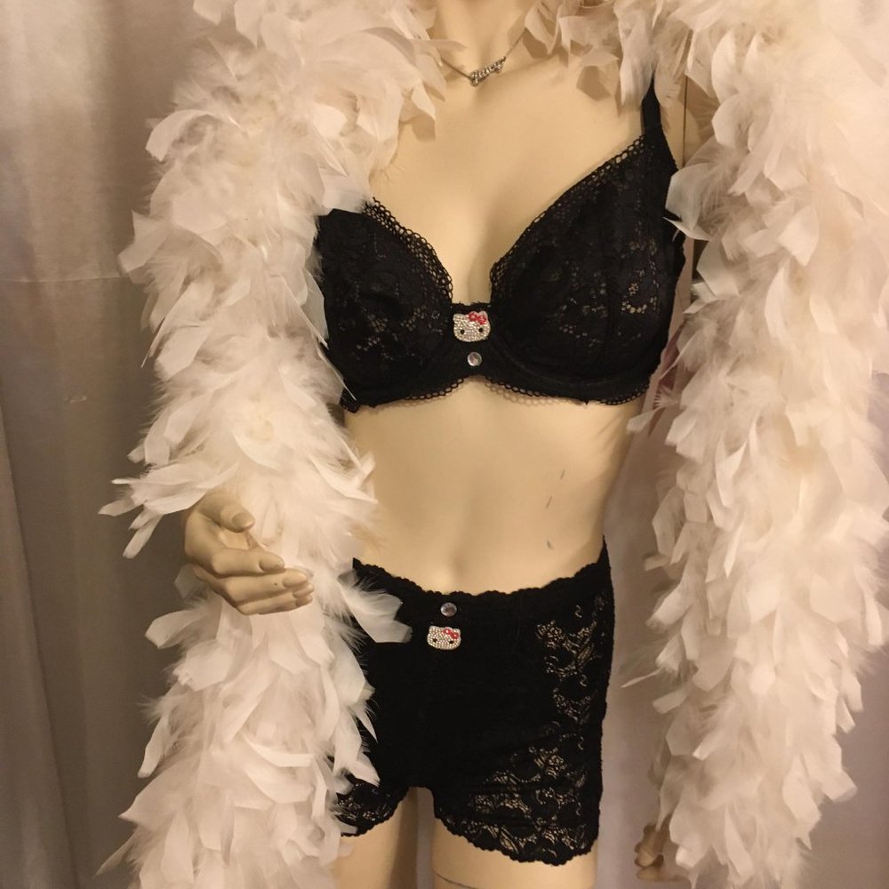 GORGEOUS pin up style lace bra and shorts set with hello kitty crystal details - Picture 3 of 12